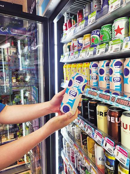 서울의 한 GS25 편의점에 ‘하피볼’ 신제품이 진열돼 있다. 최근 편의점 업계에서는 하이볼 신제품을 잇달아 출시 중이다. [GS리테일 제공]