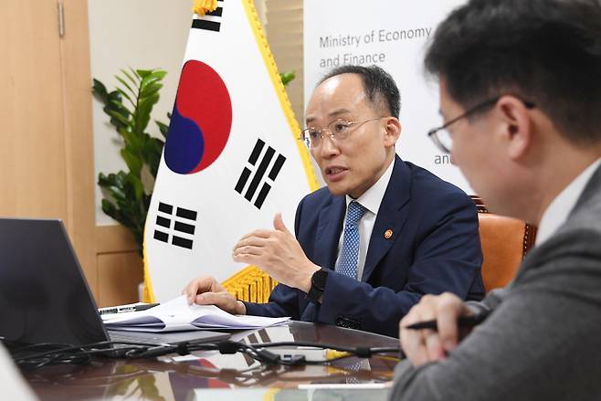 추경호 경제부총리 겸 기획재정부 장관이 5일 오후 서울 종로구 정부서울청사에서 국제통화기금(IMF) 연례협의 대표단과 화상으로 면담을 하고 있다.[기획재정부 제공]