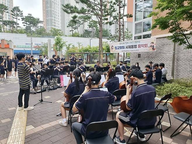 경기 화성 동탄목동중학교 '등교맞이 사제동행 음악회' 모습. (사진=동탄목동중학교 제공) *재판매 및 DB 금지