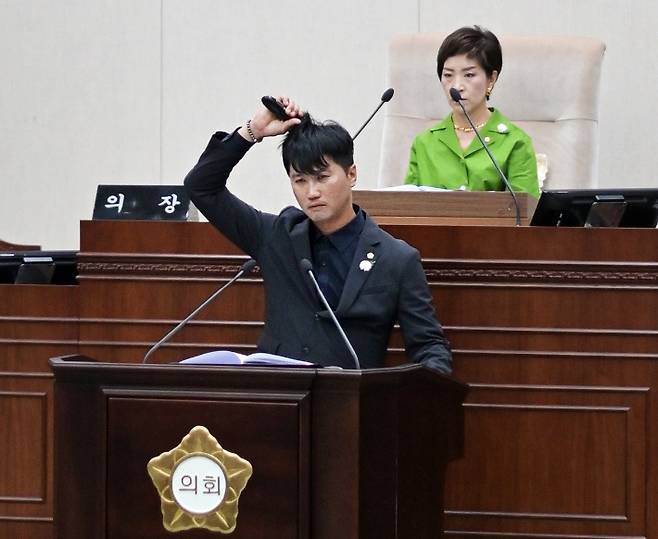 5분 자유 발언 중 삭발하는 김혁성 시의원. 연합뉴스