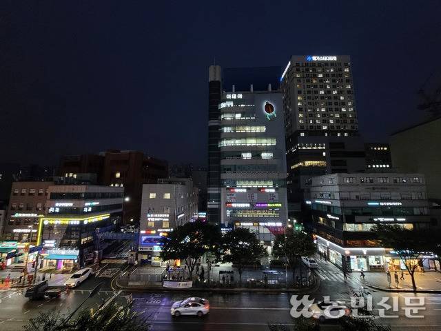 어둠이 내린 거리를 환하게 밝히는 노량진 학원가 불빛. 권나연 기자