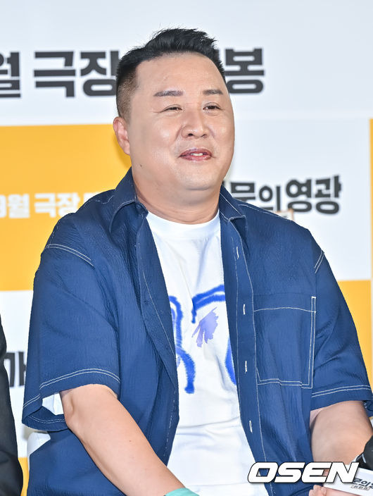 [OSEN=박준형 기자] 5일 서울 용산아이파크몰 용산 CGV에서 영화 ‘가문의 영광: 리턴즈’(감독 정태원) 제작보고회가 진행됐다.‘가문의 영광: 리턴즈’는 잘나가는 스타 작가 ‘대서’(윤현민 분)와 가문의 막내딸 ‘진경’(유라 분)을 결혼시키기 위해, 온갖 음모를 꾸미는 장씨 가문의 사생결단 결혼성사 대작전을 그린 코미디 영화다. 오는 21일 개봉.정준하가 미소 짓고 있다.  2023.09.05  / soul1014@osen.co.kr