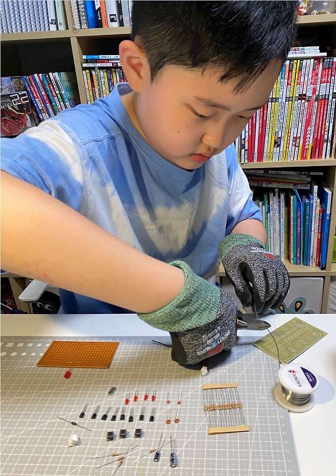 서울 대치초 4학년 한도하군이 들것에 장착할 수 있는 센서를 제작하고 있다. 과학기술정보통신부 제공