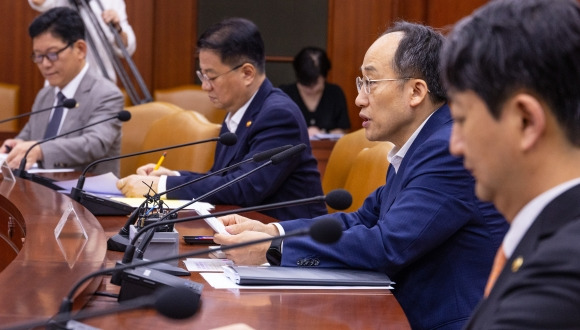 추경호 부총리 겸 기획재정부 장관이 4일 오전 서울 종로구 정부서울청사에서 열린 비상경제장관회의 겸 수출 투자대책 회의에서 최근 경제 동향과 수출 상황, 정부의 정책 추진 방향을 설명하고 있다. 연합뉴스