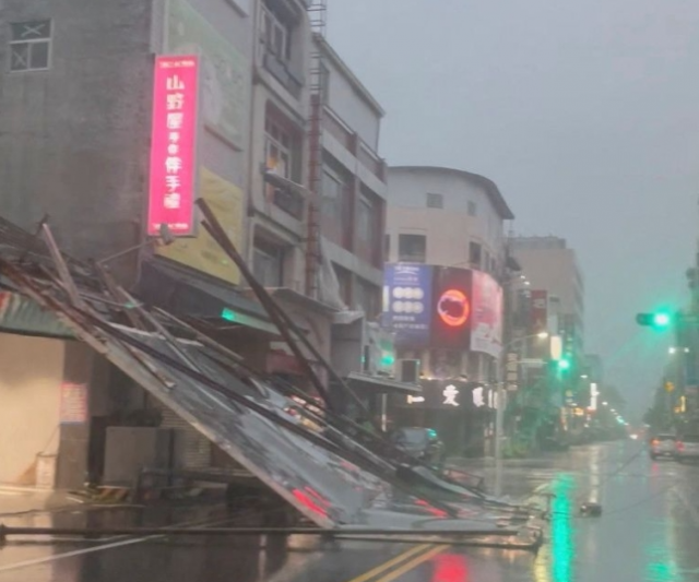 대만에 태풍 '하이쿠이'가 상륙해 도시 곳곳의 건물 외벽과 간판이 떨어졌다. 로이터 연합뉴스