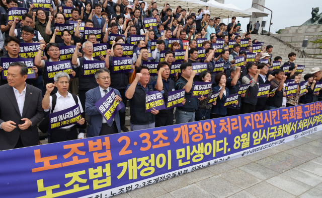 한국노총과 민주노총이 지난달 22일 국회에서 노조법 2·3조 개정안 8월 임시국회 처리 촉구 기자회견을 하고 있다. 연합뉴스