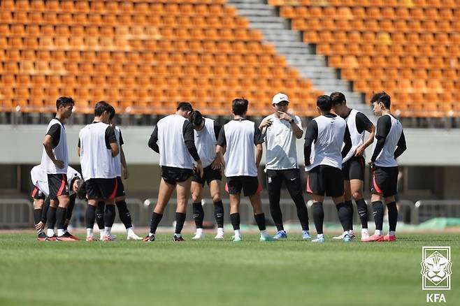 황선홍 감독이 5일 창원종합운동장에서 진행된 아시안게임 축구대표팀 훈련을 앞두고 선수들에게 설명하고 있다. 대한축구협회 제공