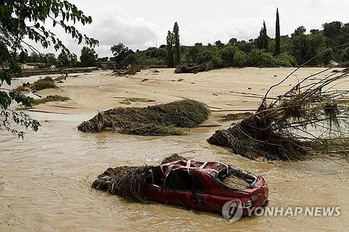 스페인, 기록적 폭우에 곳곳 피해 (마드리드 AFP=연합뉴스) 3일∼4일(현지시간) 스페인 중부 지방에 기록적인 폭우가 쏟아지면서 차량이 범람하는 강물에 휩쓸려 떠내려간 모습. 2023.09.04