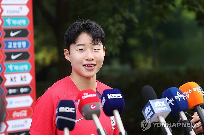 훈련 전 기자회견 하는 여자축구 천가람 (파주=연합뉴스) 류영석 기자 = 항저우 아시안게임 여자축구 대표팀 천가람이 5일 오전 경기도 파주 NFC에 소집돼 훈련 전 기자회견을 하고 있다. 2023.9.5 ondol@yna.co.kr