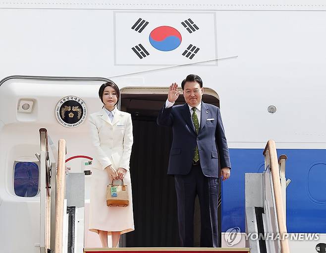 윤 대통령, 인도네시아 아세안·인도 G20 참석차 출국 (성남=연합뉴스) 임헌정 기자 = 아세안(ASEAN·동남아시아국가연합) 관련 정상회의와 주요 20개국(G20) 정상회의 참석 등을 위해 인도네시아와 인도를 순방하는 윤석열 대통령과 부인 김건희 여사가 5일 성남 서울공항에서 출국하며 전용기인 공군 1호기에 올라 환송객을 향해  인사하고 있다. 2023.9.5 kane@yna.co.kr