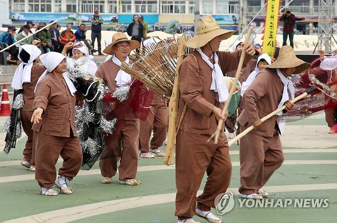 걸궁 선보이는 제주 성산읍 주민 [연합뉴스 자료사진]