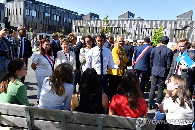 아탈 교육부 장관(사진 정중앙 남성)이 4일 한 중등학교를 방문해 학생들과 대화하고 있다. [AFP=연합뉴스]