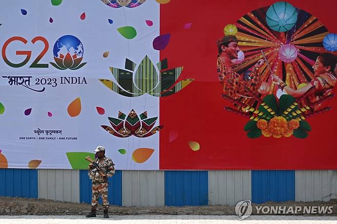 뉴델리 도로변에서 경계 근무중인 군인 (뉴델리 AFP=연합뉴스) 한 보안 요원이 5일(현지시간) 뉴델리의 한 도로변에 설치된 G20 정상회의 안내판 앞에서 경계근무를 하고 있다.