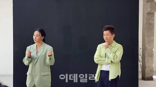 6일 서울 성동구 키르 스튜디오에서 임세희 쿠론 브랜드 매니저(왼쪽)와 구재회 코오롱인더스트리FnC부문 ACC사업부 상무가 질의 응답에 답하고 있다. (사진=백주아 기자)