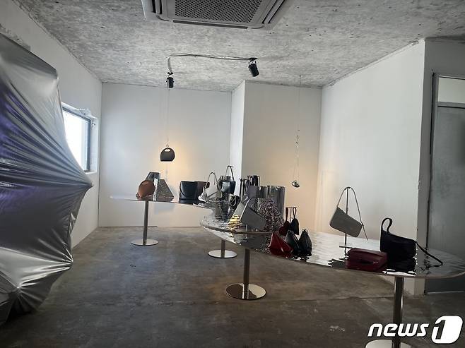 코오롱FnC는 서울 성동구 키르 스튜디오에 전시장을 마련해 리브랜딩 한 쿠론 트렌디 라인을 소개하고 있다. 2023.9.6/뉴스1 ⓒ News1 신민경 기자