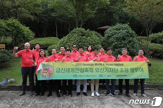 지난 5일 금산군을 찾은 국내 주재 외신기자단이 제41회 금산세계인삼축제 홍보 티셔츠를 입고 박범인 금산군수(앞 열 가운데)와 기념사진을 찍고 있다. (금산군 제공)/뉴스1