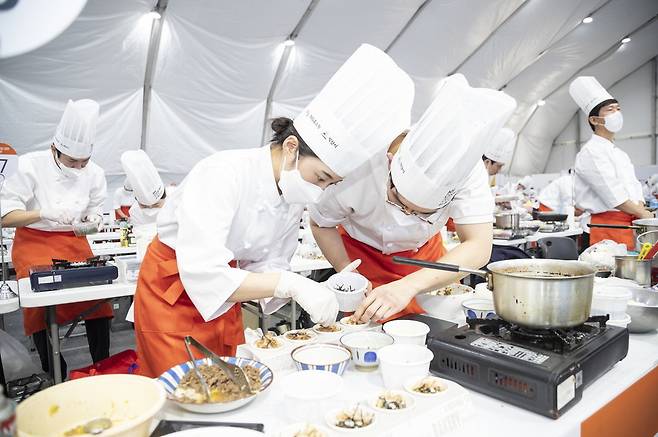 2022 NS Cookfest 조리중인 참가자  /사진-NS홈쇼핑 제공 