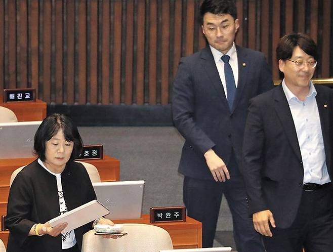 본회의 참석한 윤미향과 김남국 - 무소속 윤미향(맨 왼쪽) 의원이 5일 국회에서 열린 본회의에 입장하고 있다. 윤 의원 옆으론 무소속 김남국(가운데) 의원과 진보당 강성희 의원. /이덕훈 기자