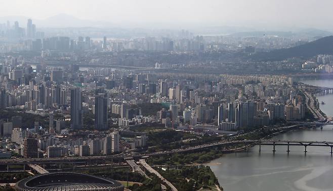 송파구 롯데월드타워 서울스카이에서 바라본 강남구 아파트 단지. /뉴스1