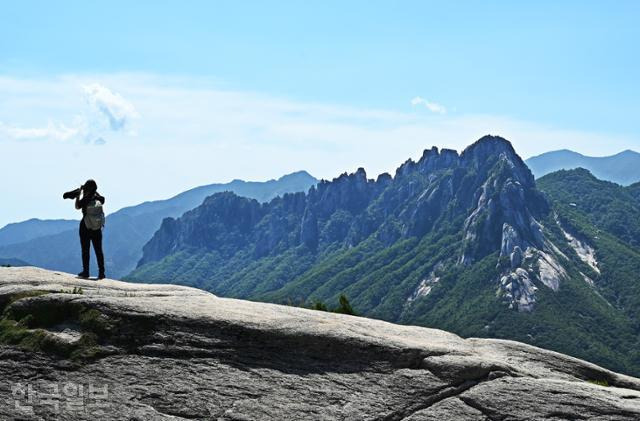 울산바위는 속초와 고성 설악산 자락 어디서나 우러러보는 상징적인 존재다.