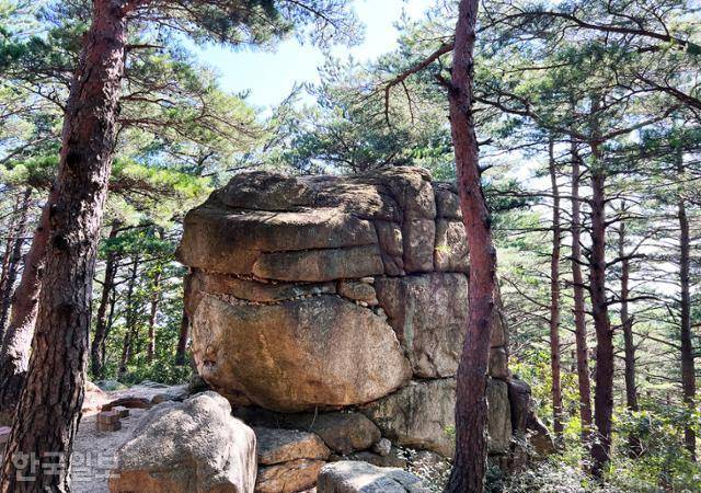 화암사숲길 중간의 시루떡 바위.