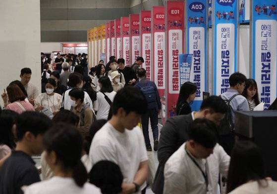 지난 7월 3일 서울 강남구 코엑스에서 열린 중견기업 일자리 박람회에서 구직자들이 기업 부스를 살펴보고 있다. 뉴스1
