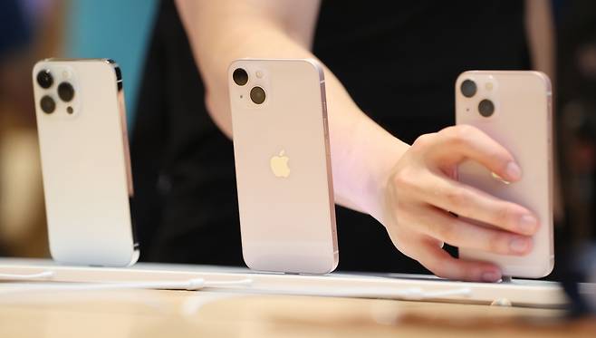 아이폰13 시리즈 판매가 시작된 2021년10월8일 오후 서울 강남구 가로수길 애플스토어에서 시민들이 제품을 살펴보고 있다. 사진=연합뉴스