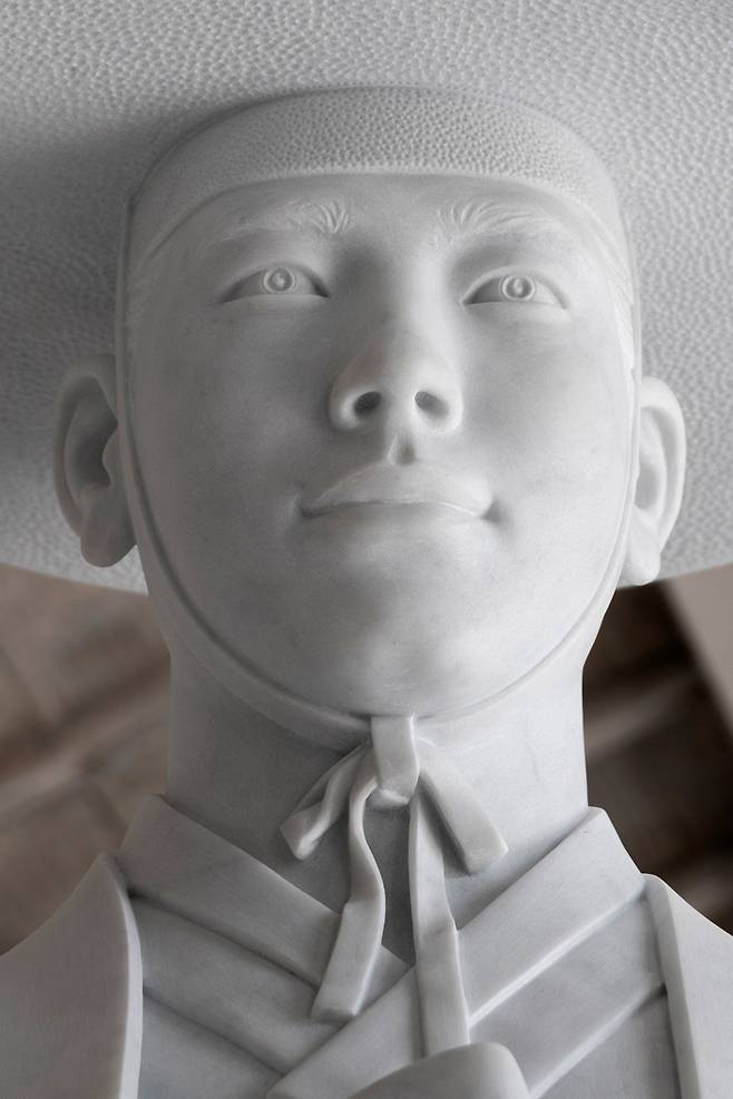 작업실에서 제작 중에 촬영한 성 김대건 신부 성상. 한진섭 작가 제공