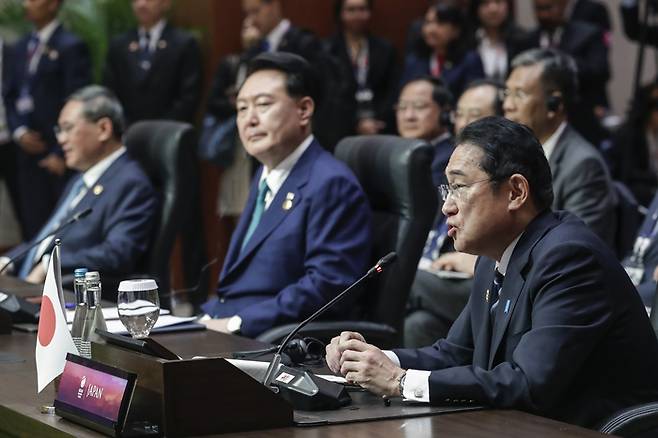 6일 동남아시아국가연합(아세안) 정상회의에서 기시다 후미오 일본 총리(오른쪽)의 발언을 윤석열 대통령(가운데), 리창 중국  총리(왼쪽)가 듣고 있다.  AP연합뉴스