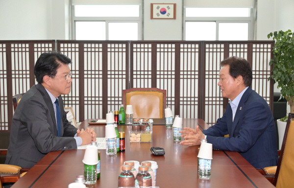 6일 국회에서 박완수(사진 오른쪽) 경남도지사가 장제원 국회 과학기술정보통신위원회 위원장에게 우주항공청 특별법의 조속한 통과를 요청하고 있다. 경남도 제공