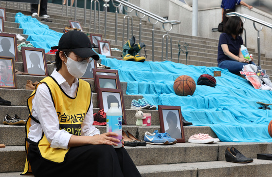 People hold a demonstration remembering the victims who lost their lives from lung-related disease caused by toxic humidifier disinfectants in front of Seoul Station on Aug. 31. [YONHAP]