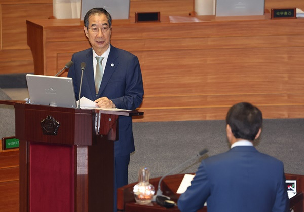 한덕수 국무총리가 6일 국회에서 열린 대정부질문에서 성일종 국민의힘 의원의 질의에 답하고 있다. 연합뉴스