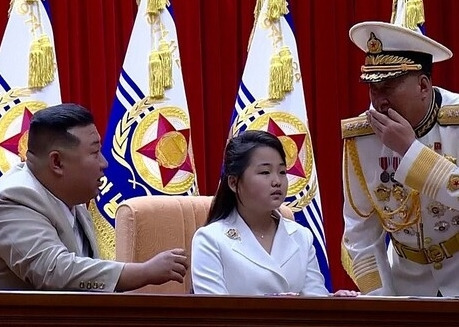 김명식 해군사령관과 대화하는 김정은. / 사진 = 연합뉴스