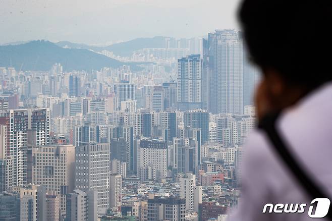 (서울=뉴스1) 유승관 기자 = 27일 서울 중구 남산에서 바라본 서울 도심 아파트 단지 모습.  한국부동산의 8월 3주 주간 아파트 가격 동향에 따르면 서울 아파트 가격은 14주 연속 상승하고, 지방 아파트 가격도 작년 5월 이래 15개월만에 상승전환했다. 이에 전문가들을 서울 등 수도권 아파트 가격 상승 영향이 지방까지 이어진 것으로 분석하며 전국 아파트 가격 바닥론에 힘이 실리고 있다. 2023.8.27/뉴스1  Copyright (C) 뉴스1. All rights reserved. 무단 전재 및 재배포 금지.