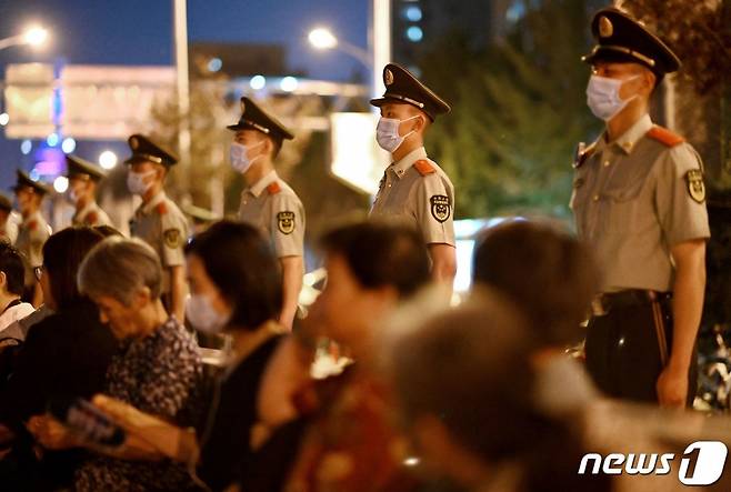 22일(현지시간) 베이징의 국립 경기장 버즈 네스트에서 중국 공산당 창당 100주년을 기념하는 공연 리허설서 시민들이 불꽃놀이를 기다리고 있다.   /AFPBBNews=뉴스1