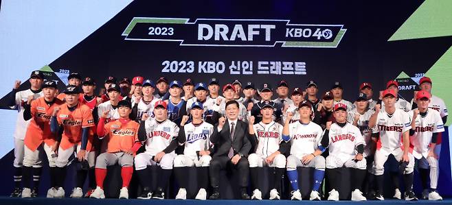 2024 프로야구 신인 드래프트가 오는 14일 열린다. 사진은 지난해 신인 드래프트에서 허구연 KBO 총재가 지명 받은 선수들과 기념촬영을 하고 있다. /사진= 뉴스1