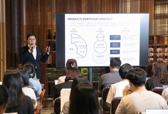 이무영 삼성물산 패션 남성복사업부장(상무)가 지난 5일 서울 용산구 란스미어 플래그십 스토어에서 열린 갤럭시 40주년 기자간담회에서 발언하고 있다. 삼성물산 패션부문 제공