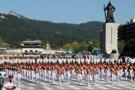 서울 시가를 행진중인 육군사관생도의 모습. 사진은 2010년 9월28일 서울수복 60주년 기념행사에서 행진중인 육사생도들의 서울수복 및 국군의 날 기념퍼레이드. 국방부 제공