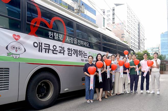 애큐온저축은행과 애큐온캐피탈이 5일 애큐온저축은행 본사에서 ‘애큐온과 함께하는 사랑의 헌혈 캠페인’을 진행했다. 헌혈에 참여한 임직원들이 기념사진을 촬영하고 있다. [사진=애큐온그룹]