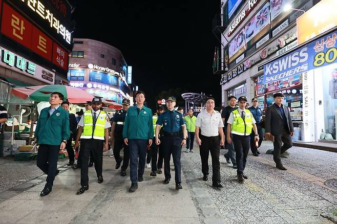 [수원=뉴시스] 양효원 기자 = 홍기현 경기남부경찰청장이 안산시 다문화마을특구를 찾아 합동 순찰을 진행하고 있다. 이번 순찰은 최근 이어진 이상동기 범죄 경각심을 제고하고 국내 체류 외국인과 안산시민 안전 확보를 위하 구축한 '안산형 시민안전 모델' 특별치안 활동 일환으로 이뤄졌다. (사진=경기남부경찰청 제공) 2023.9.6. hyo@newsis.com *재판매 및 DB 금지