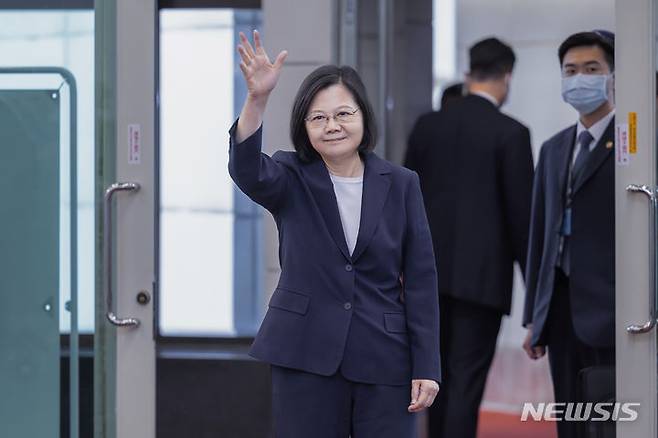 [타이베이=AP/뉴시스] 대만 차이잉원 총통이 5일부터 8일까지 나흘간 아프리카의 유일한 수교국인 에스와티니를 방문 중이다. 사진은 차이 총통이 5일 에스와티니로 출발하면서 손을 흔드는 모습. 2023.09.06