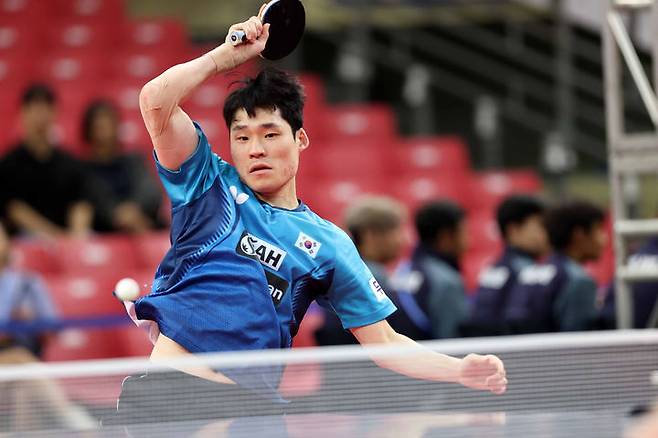 [서울=뉴시스] 최동준 기자 = 4일 강원 평창돔에서 열린 2023 ITTF-ATTU 평창 아시아탁구선수권대회 남자단체 4강전 한국 대 카자흐스탄의 경기에서 한국 장우진이 공격을 시도하고 있다. 한국은 카자흐스탄을 3:0으로 꺾고 4강에 진출했다. (사진=평창아시아탁구선수권대회조직위 제공) 2023.09.04. photo@newsis.com *재판매 및 DB 금지