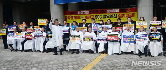 [전주=뉴시스] 김얼 기자 = '전북도의회 새만금 SOC 예산삭감 반대 삭발 투쟁'이 열린 5일 전북 전주시 전북도의회 앞에서 삭발을 마친 전북도의원들이 구호를 외치고 있다. 2023.09.05. pmkeul@nwsis.com