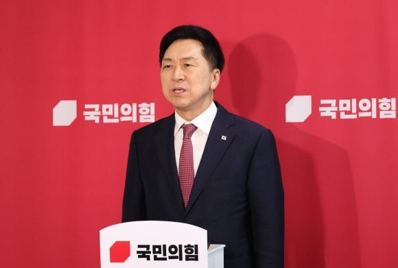 백브리핑하는 김기현 - 국민의힘 김기현 대표가 6일 국회에서 기자들과 만나 강서구청장 보궐선거에서 공천하겠다는 내용을 발표하고 있다.  연합뉴스