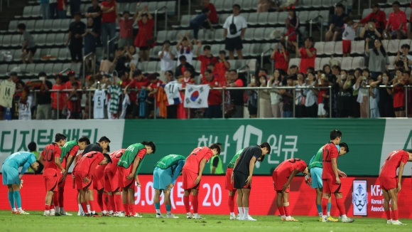 인사하는 선수들 - 6일 오후 창원축구센터에서 열린 2024 아시아축구연맹(AFC) 23세 이하(U-23) 아시안컵 예선 B조 1차전 대한민국과 카타르의 경기. 0대2로 패한 한국 팀이 팬에게 인사하고 있다. 2023.9.6 창원 연합뉴스