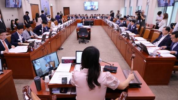 산업통상자원중소벤처기업위원회 전체회의 - 이재정 산업통상자원중소벤처기업위원회 위원장이 22일 오전 서울 여의도 국회에서 열린 산업통상자원중소벤처기업위원회 전체회의에서 의사봉을 두드리고 있다. 2023.08.22. 뉴시스