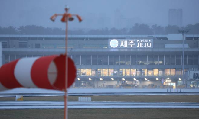 설 연휴 마지막 날이었던 지난 1월24일 오전 제주국제공항 활주로에 세찬 눈보라가 몰아치고 있다. ⓒ연합뉴스