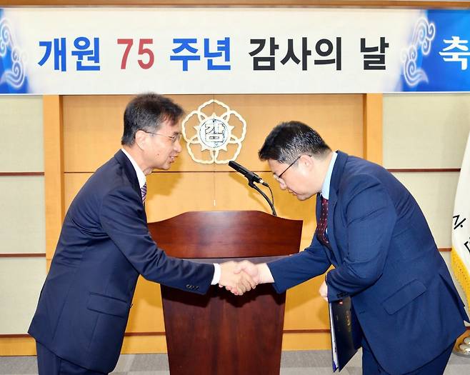 8월28일 감사원에서 진행한 표창 수여식에서 최재해 감사원장(왼쪽)이 한국마사회 최진영 공정관리처장에게 표창을 수여하고 있다. 사진제공 | 한국마사회