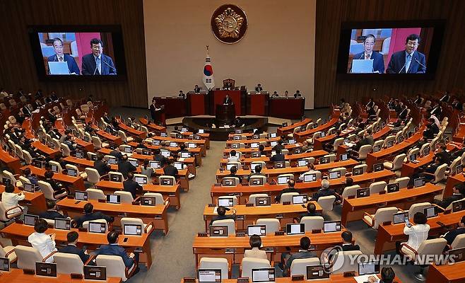 본회의 대정부질문 (서울=연합뉴스) 한종찬 기자 = 한덕수 국무총리가 5일 서울 여의도 국회에서 정치 분야에 관한 대정부질문에서 더불어민주당 설훈 의원의 질의에 답하고 있다. 2023.9.5 saba@yna.co.kr