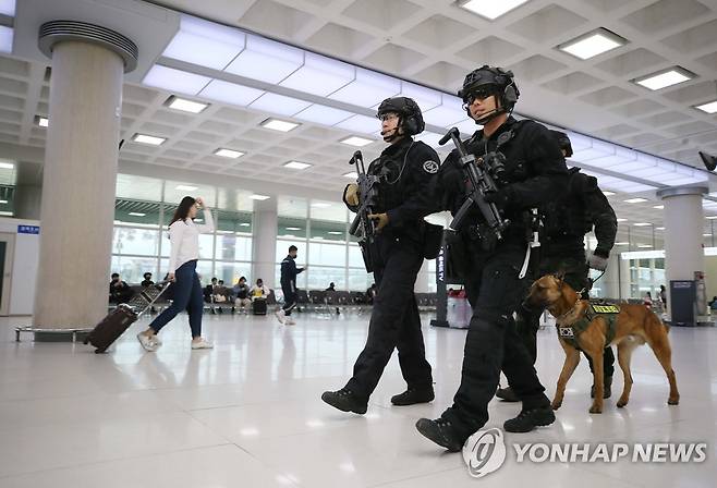 경찰특공대, 제주공항 순찰 활동 (제주=연합뉴스) 경찰특공대원들이 제주공항 3층 출발 대합실에서 순찰하고 있다. [연합뉴스 자료사진]